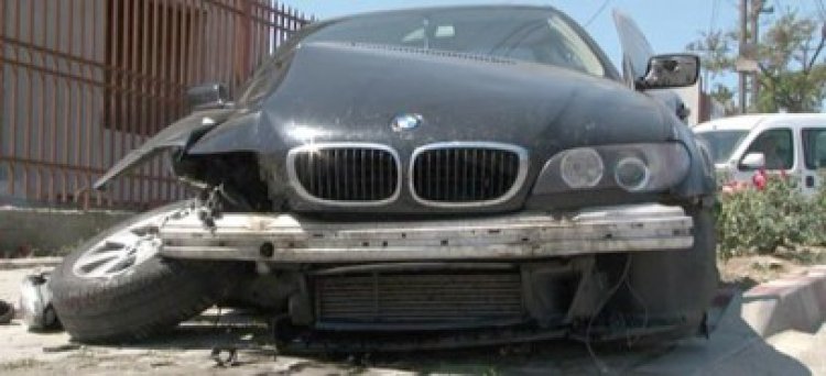 Accident spectaculos în Lumina: un autoturism a fost proiectat într-un imobil şi o conductă de gaz